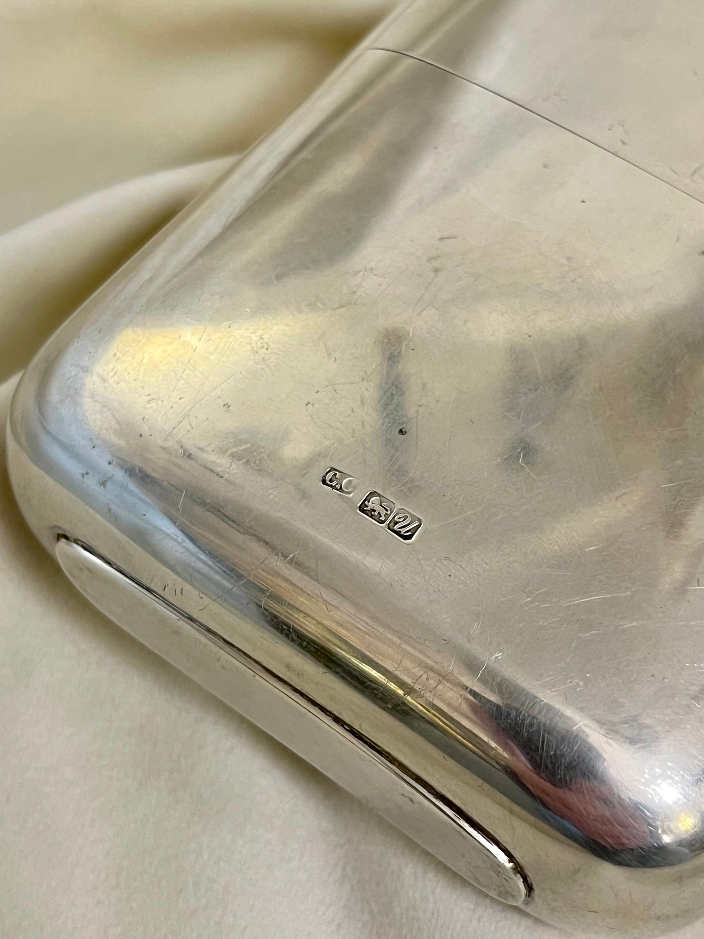 Sidabrinė gertuvė su auksuota taure, Chester, 1920-ieji