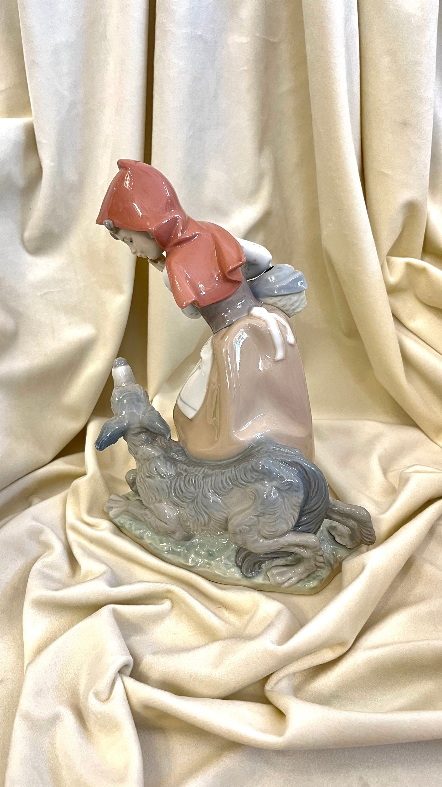 Lladro porcelianinė skulptūra „Raudonkepuraitė ir vilkas“