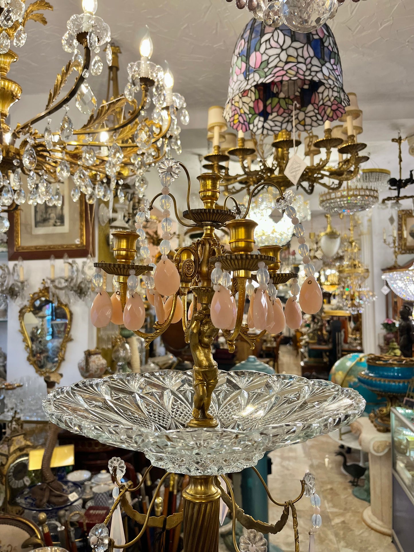 Aukšta žalvarinė žvakidė su cherubinais, porceliano medaliu ir krištolo lėkšte