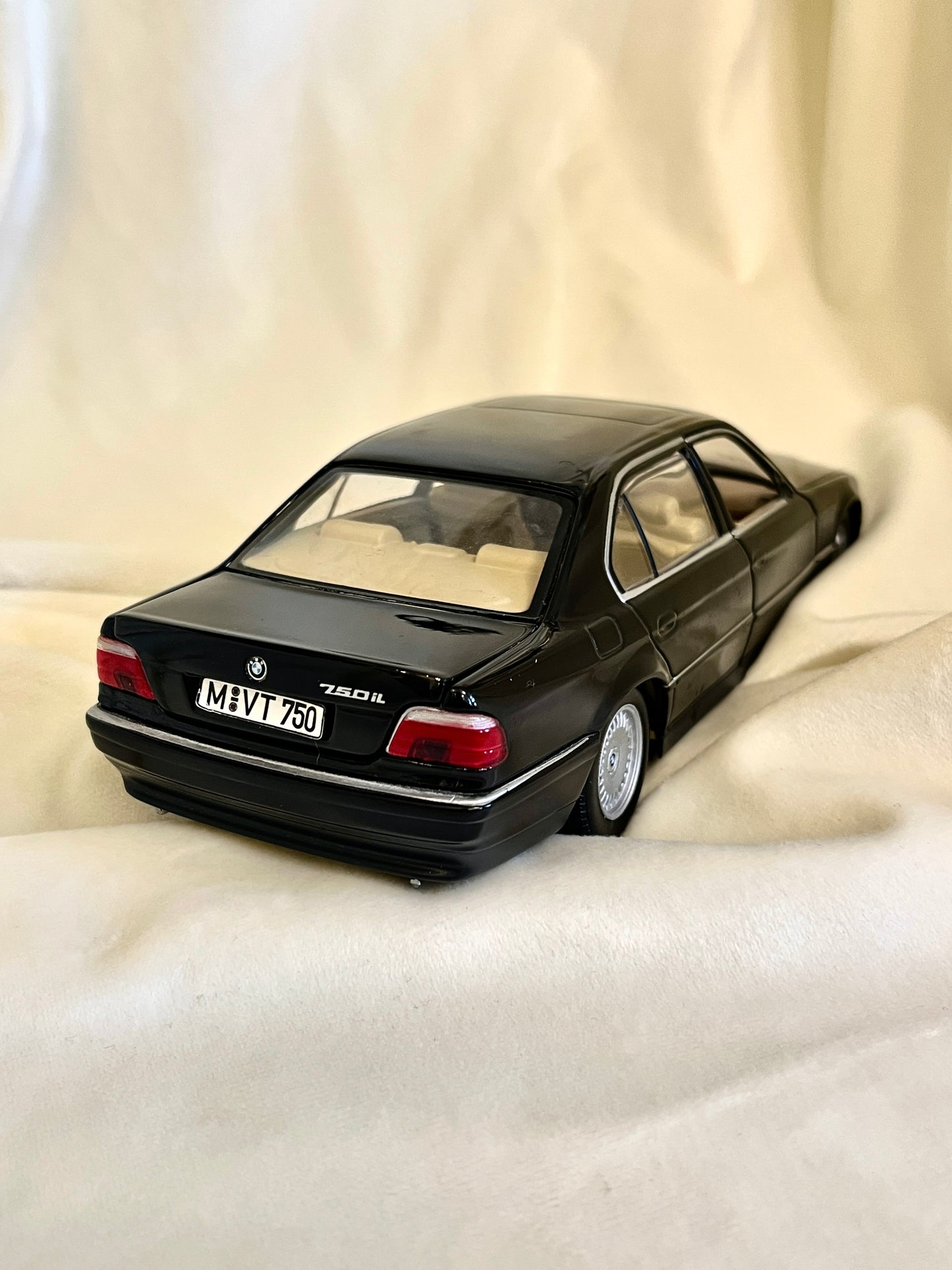 Paul’s Model Art BMW 750iL 1:24 mastelio modelis