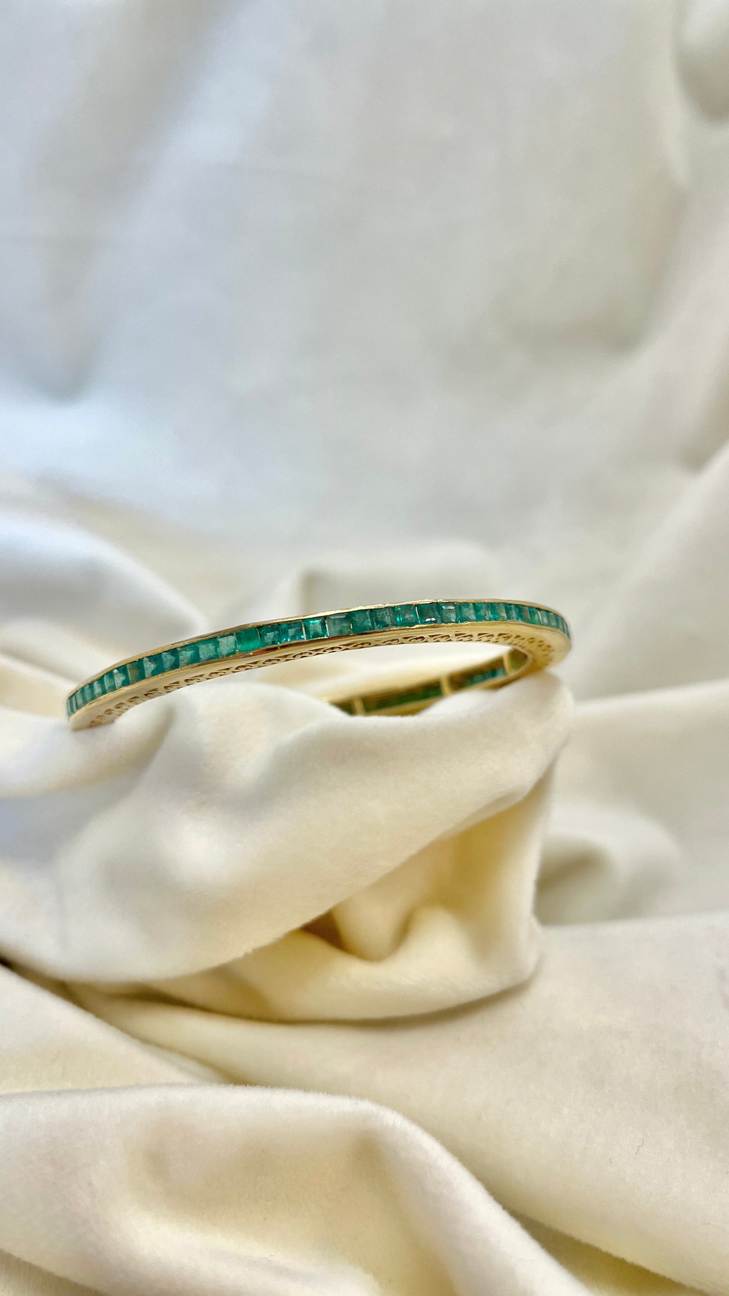 19a. Sidabrinė auksu dengta apyrankė su smaragdais