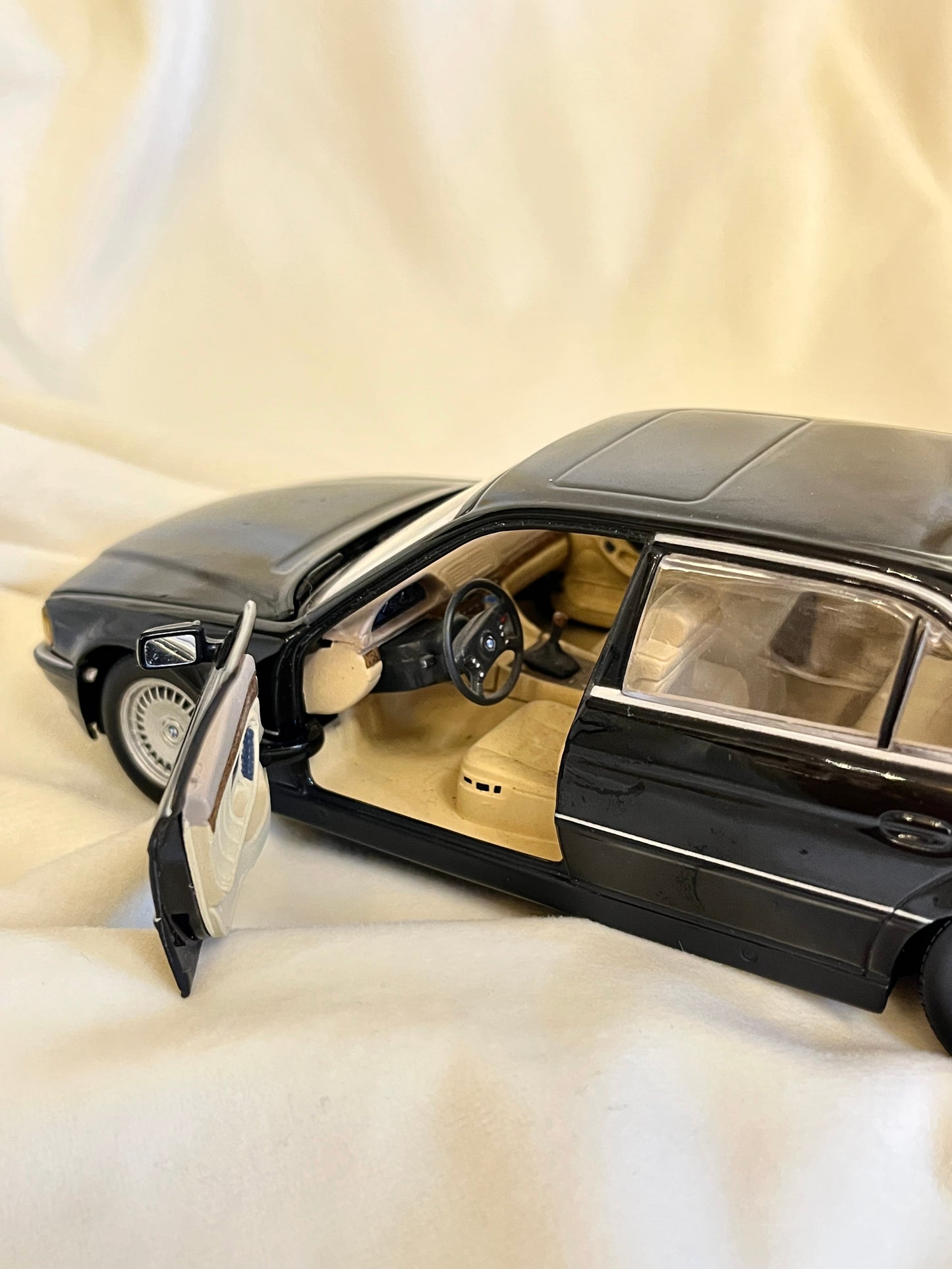 Paul’s Model Art BMW 750iL 1:24 mastelio modelis