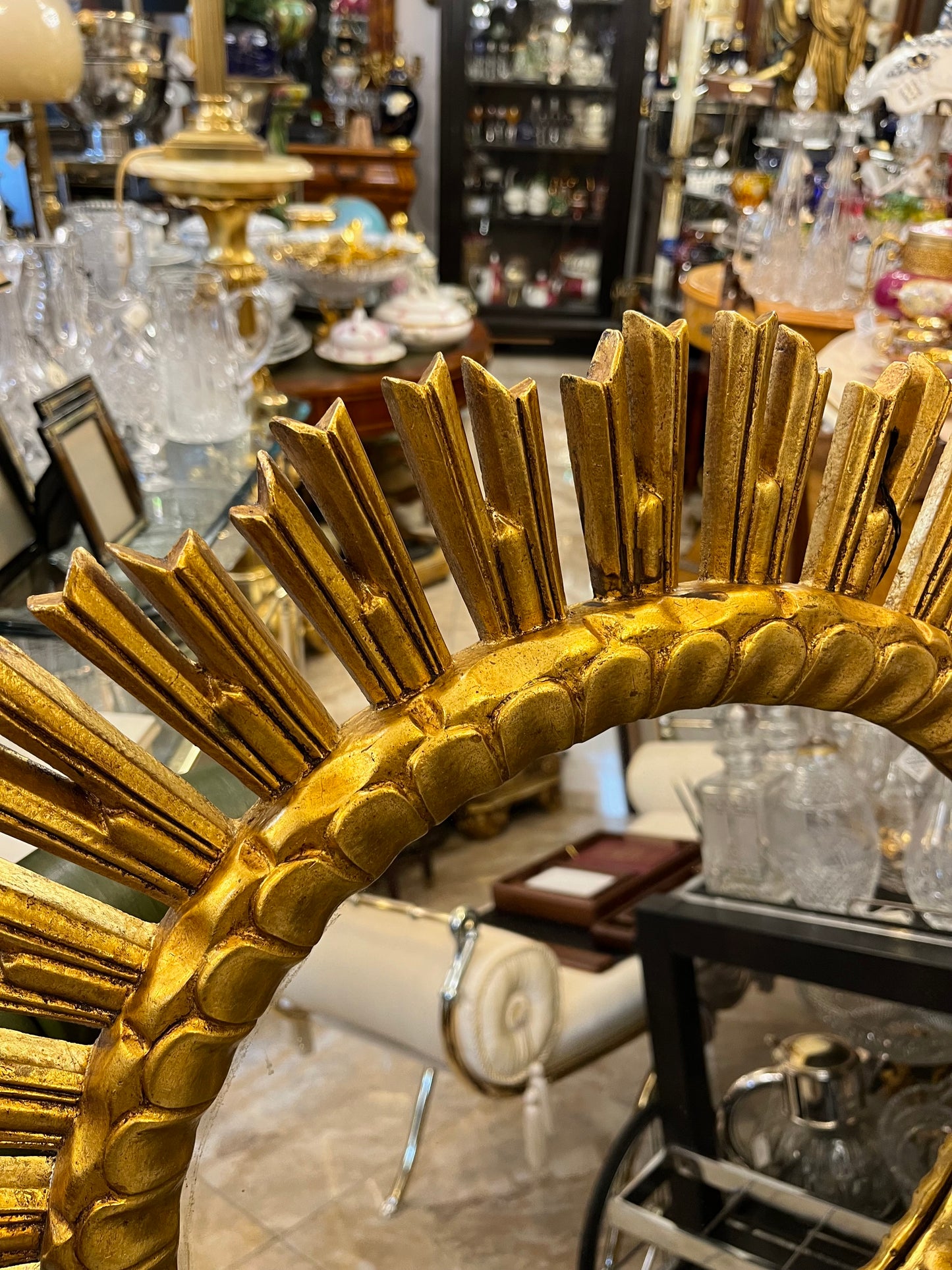 Auksuotas „Sunburst“ stiliaus veidrodis