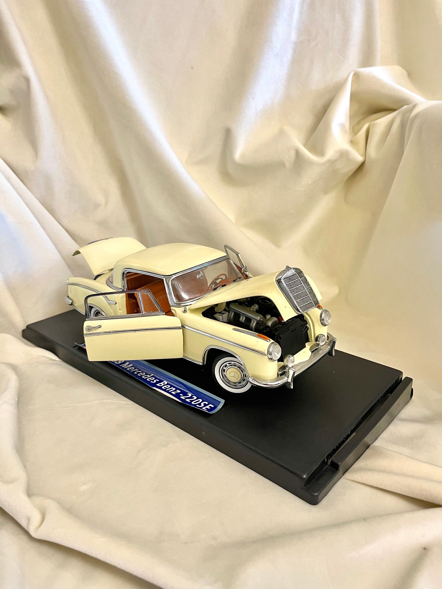 Kolekcinis Mercedes-Benz 220 SE (1958) 1:18 modelis