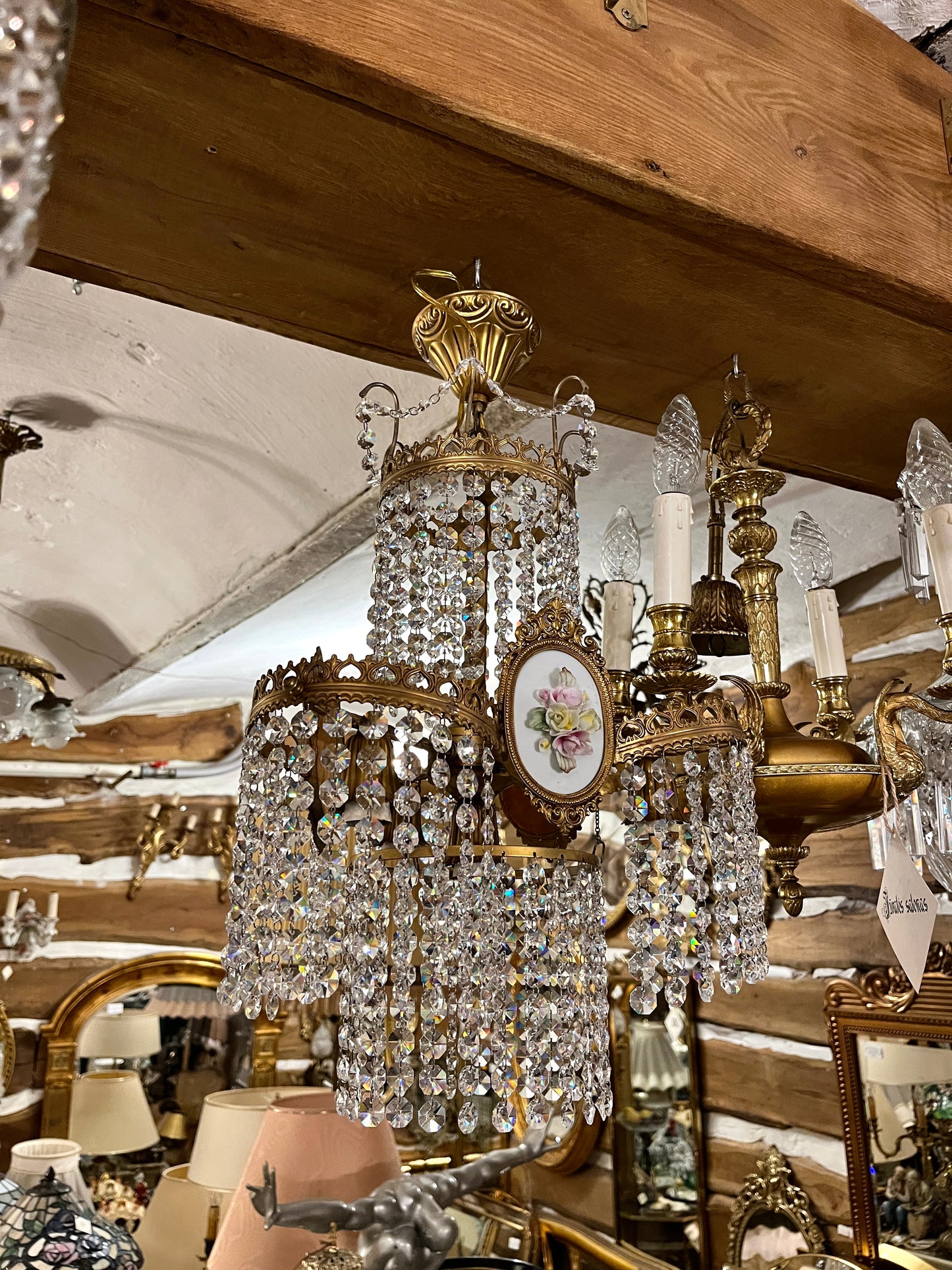 Elegantiškas šviestuvas su krištolu, bronza ir porceliano dekoru