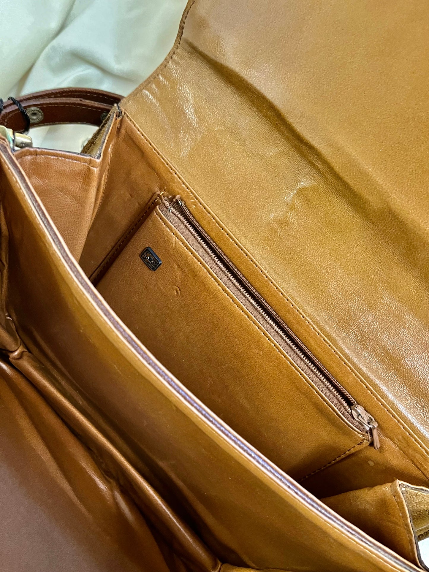 Vintažinis rankinukas su reguliuojama rankena