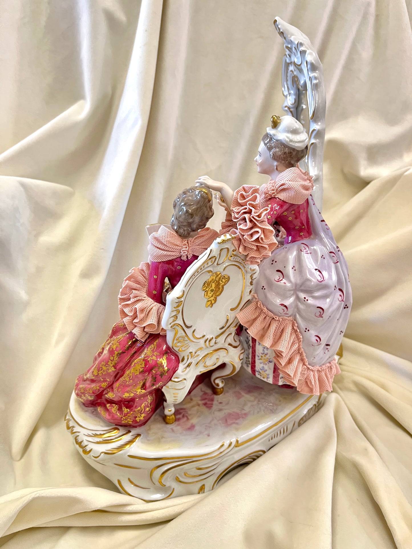 Porceliano scena su damomis