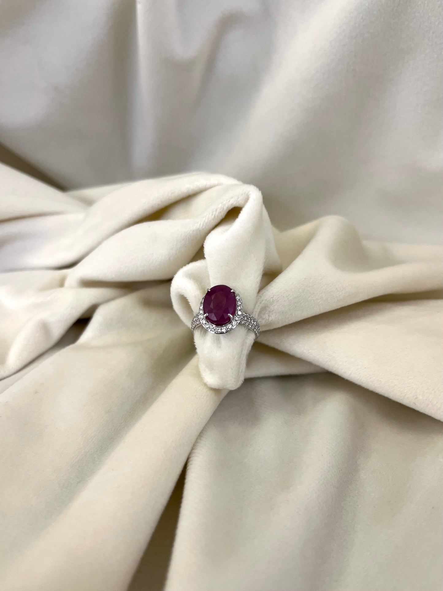 Prašmatnus balto aukso žiedas su 5.91 karato rubinu