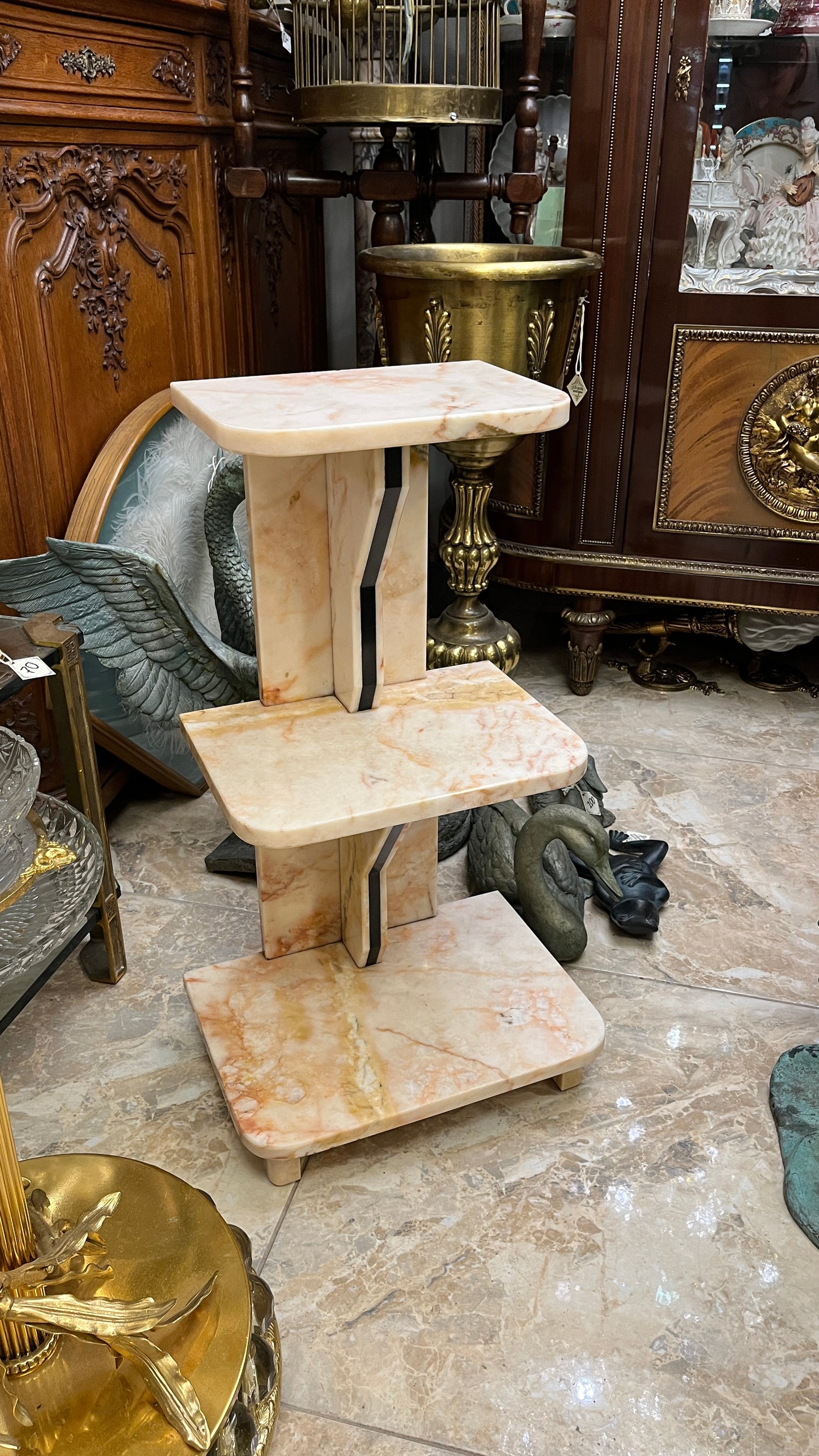 Art deco stiliaus akmeninė komodėlė