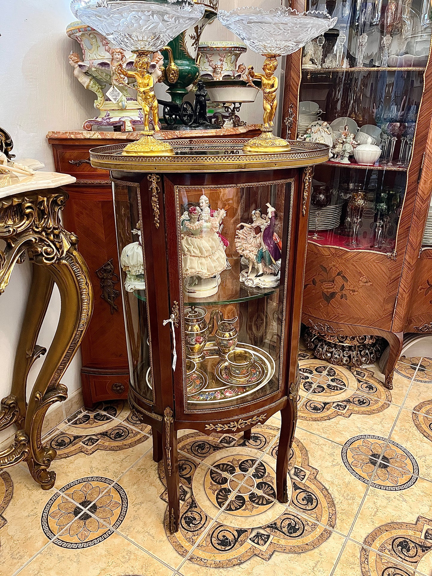 19 a. louis XV stiliaus ovali vitrina