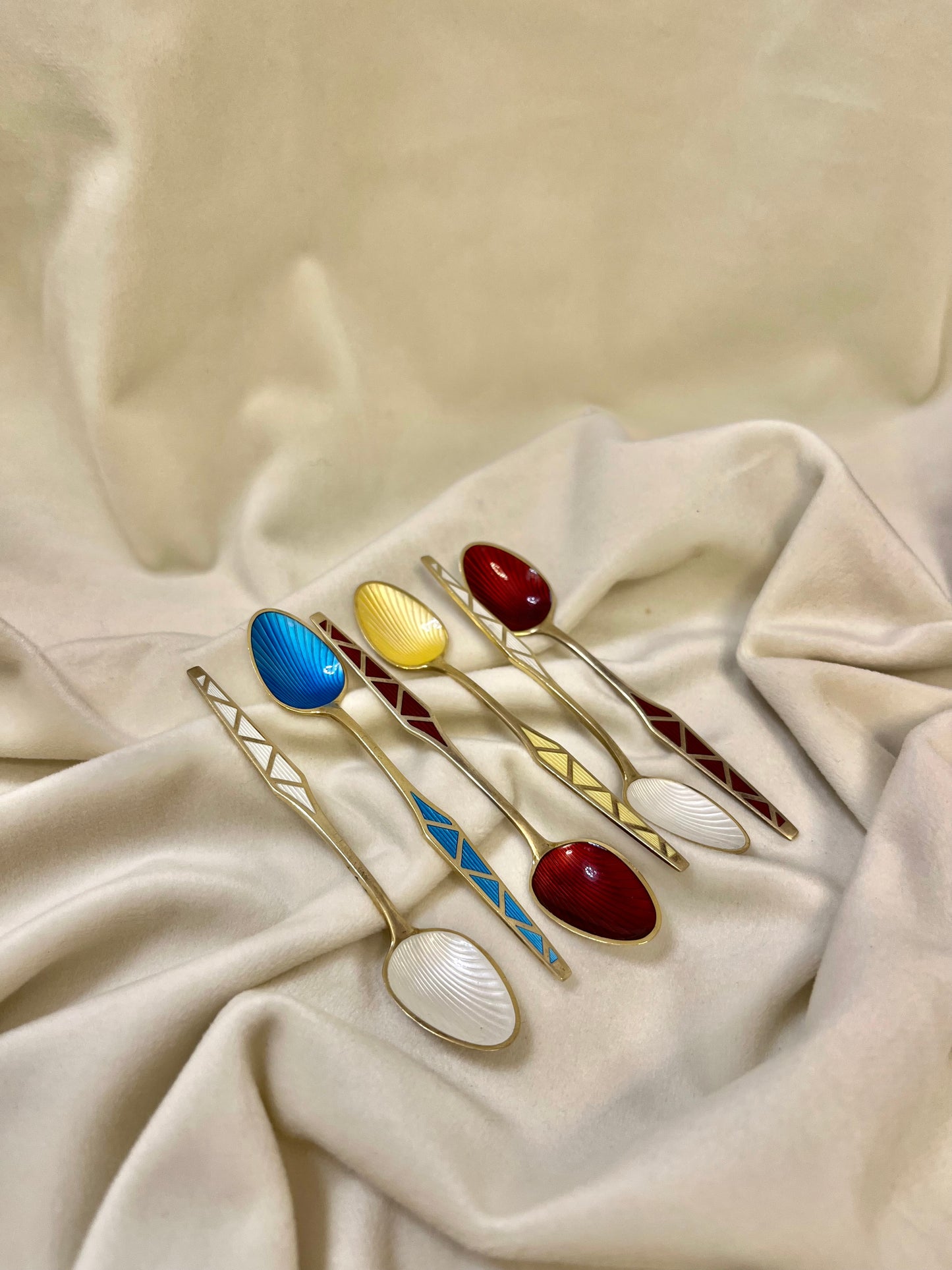 Auksu dengti sidabriniai šaukšteliai su emale