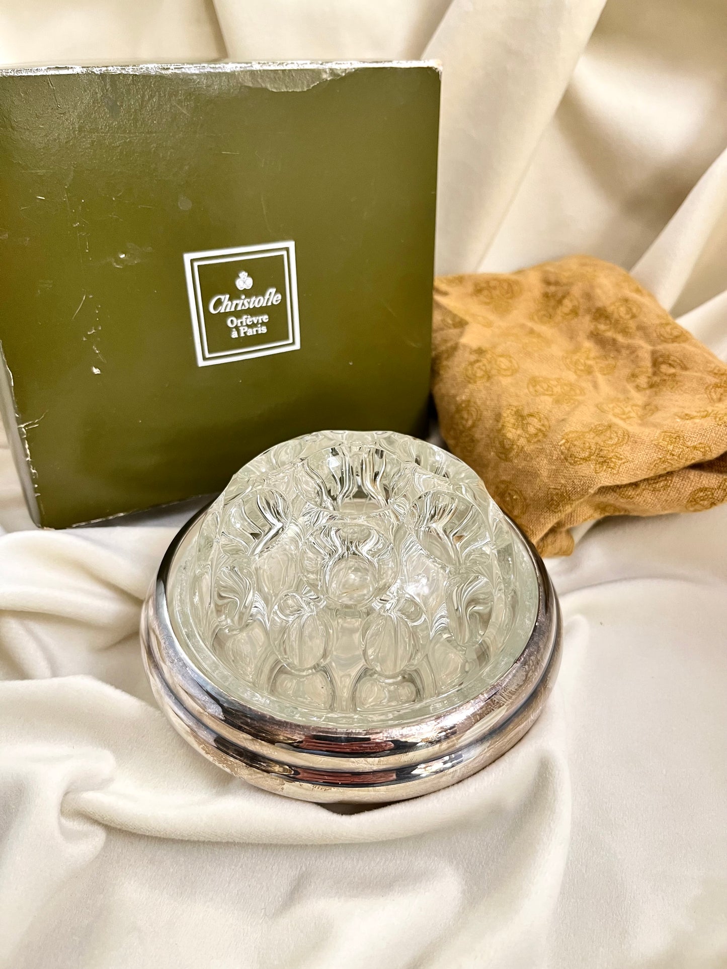 Christofle pasidabruota gėlių vazelė su stiklo indu