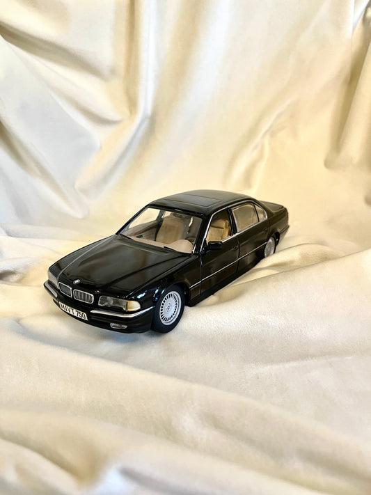 Paul’s Model Art BMW 750iL 1:24 mastelio modelis