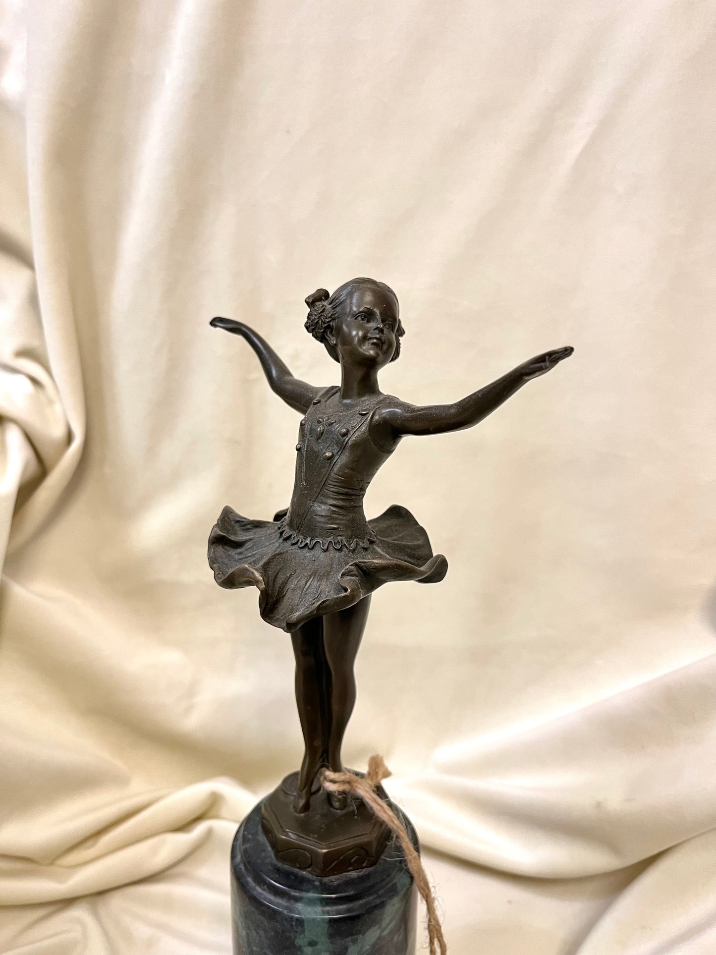 Bronzinė balerinos figūra ant marmurinio postamento