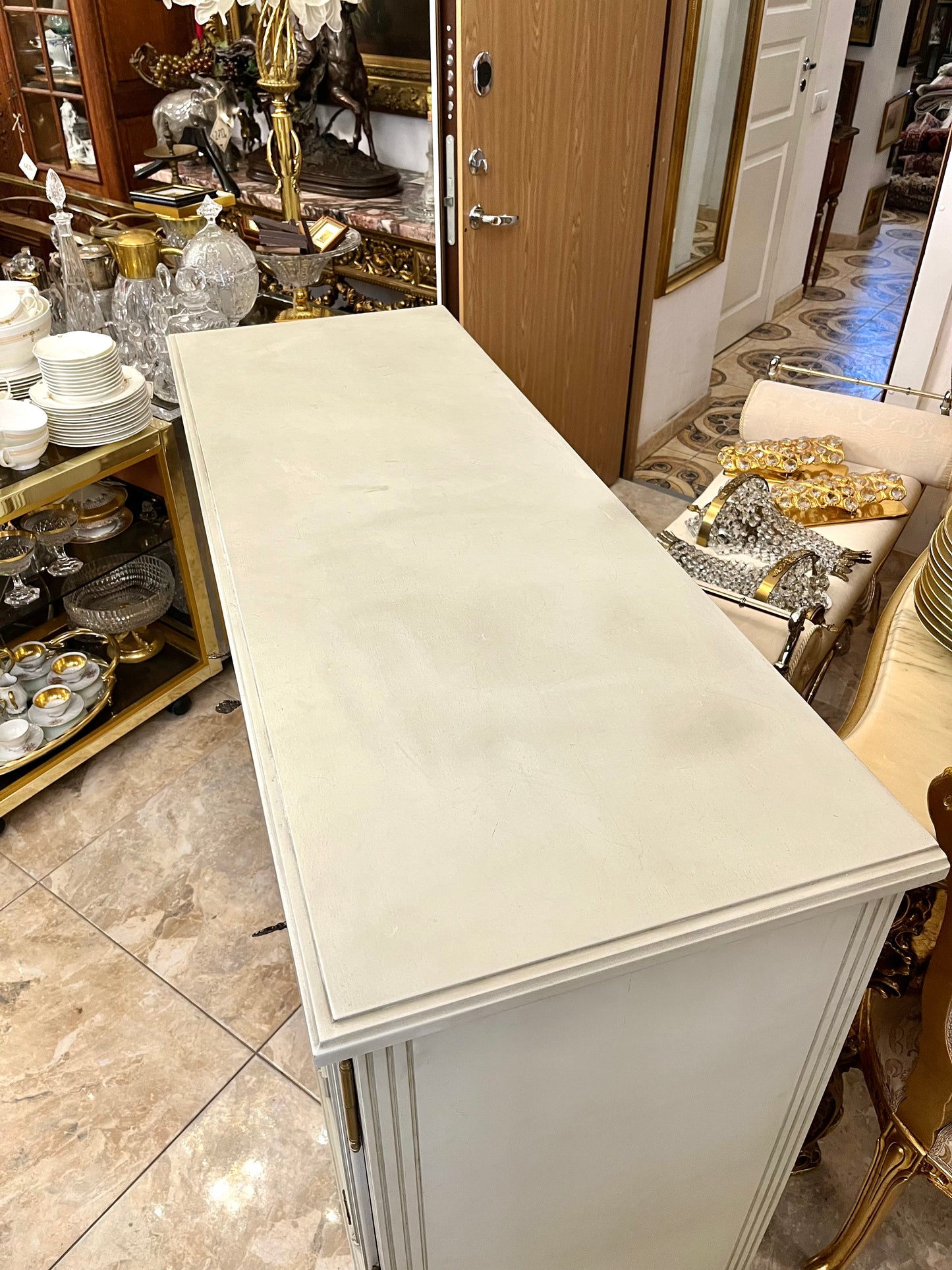 Trijų durelių ir stalčių komoda