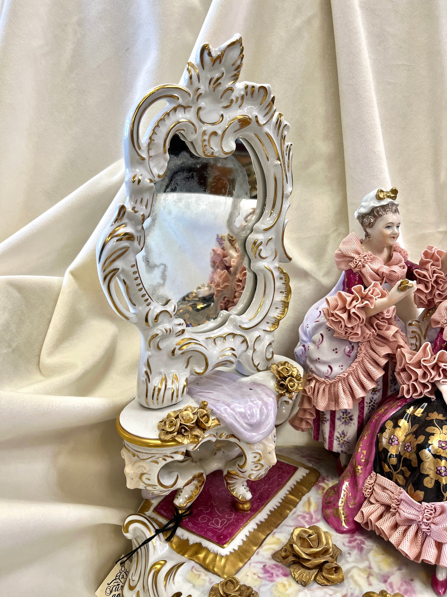 Porceliano scena su damomis