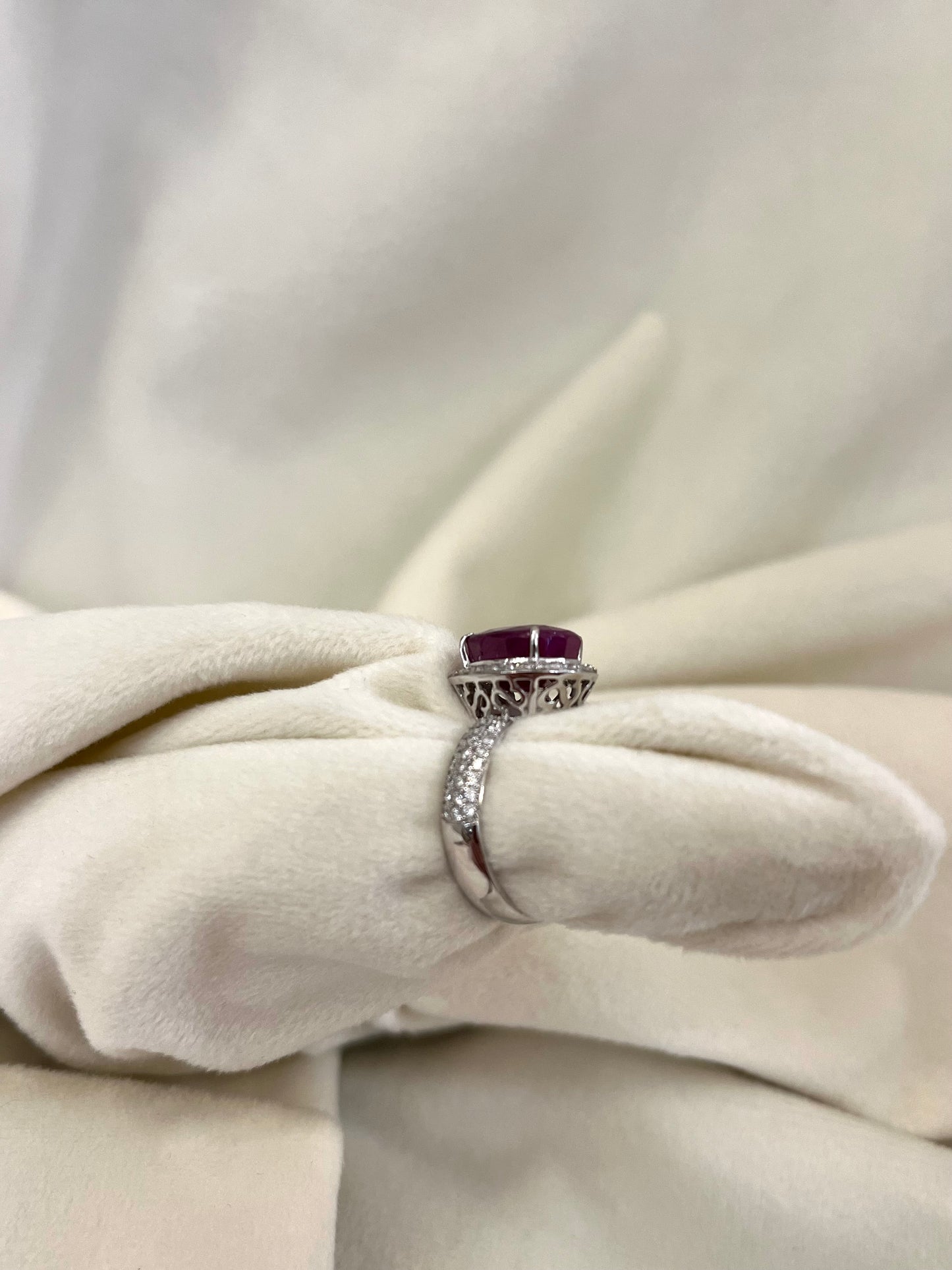 Prašmatnus balto aukso žiedas su 5.91 karato rubinu