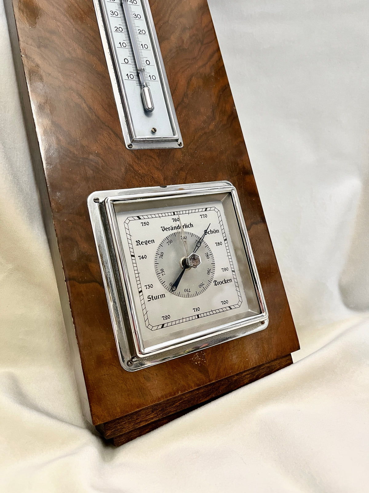 Art Deco stiliaus meteorologinė stotelė
