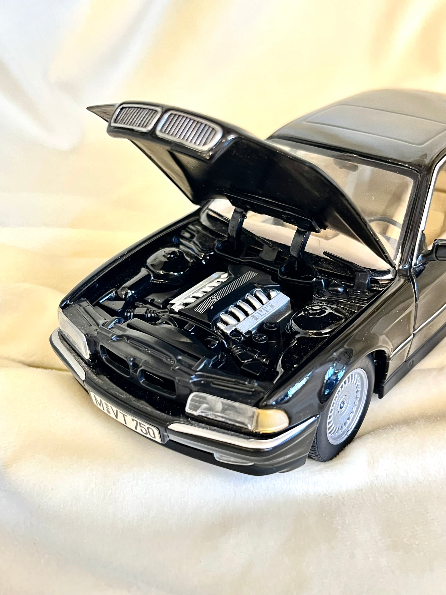 Paul’s Model Art BMW 750iL 1:24 mastelio modelis
