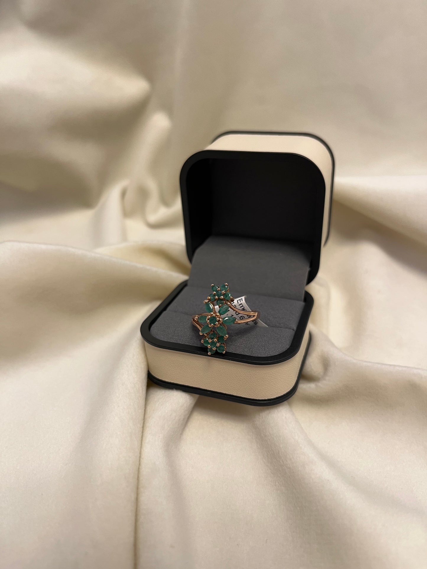 Elegantiškas auksinis žiedas su smaragdais