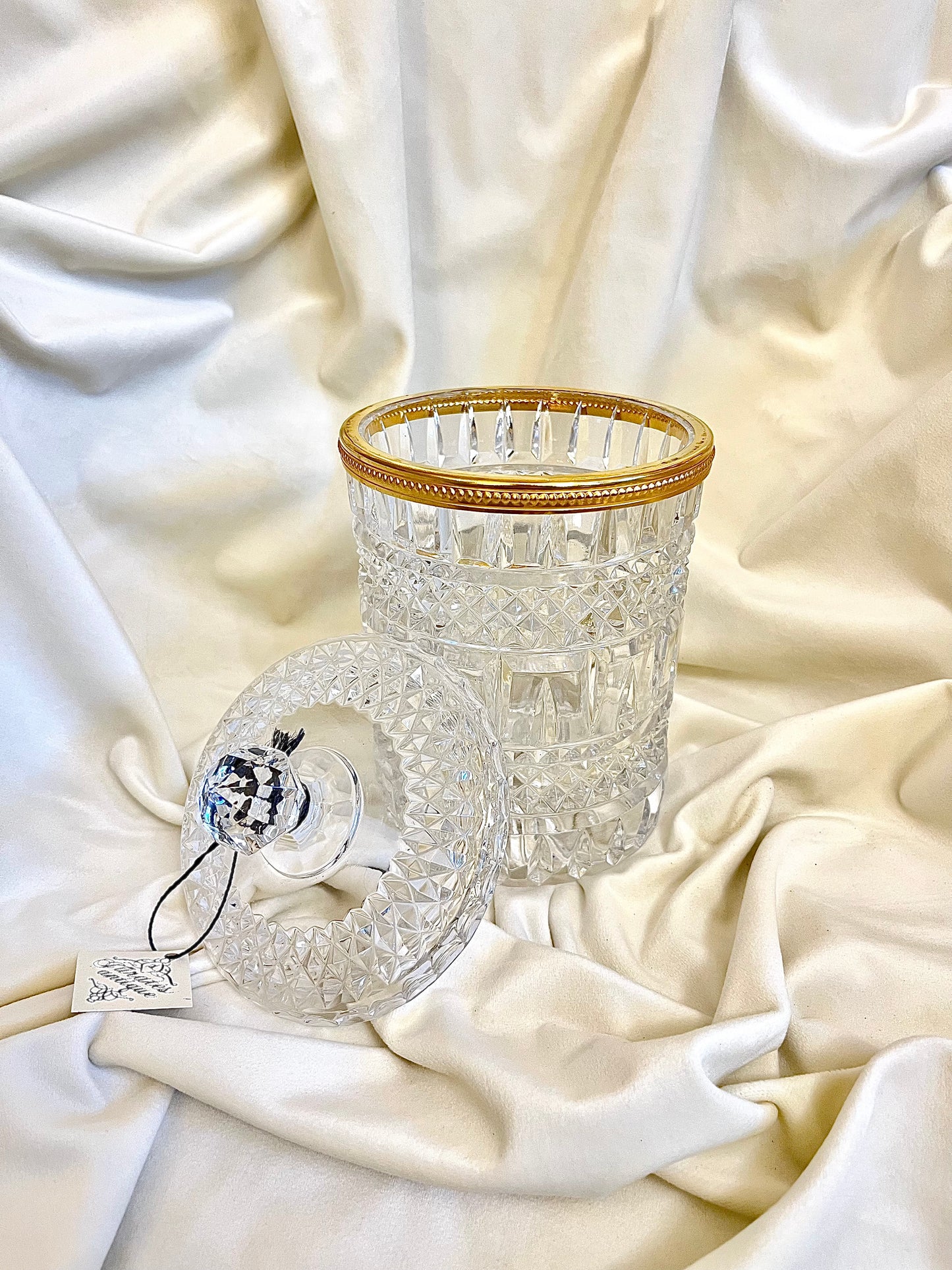 Krištolinis indas su dangteliu