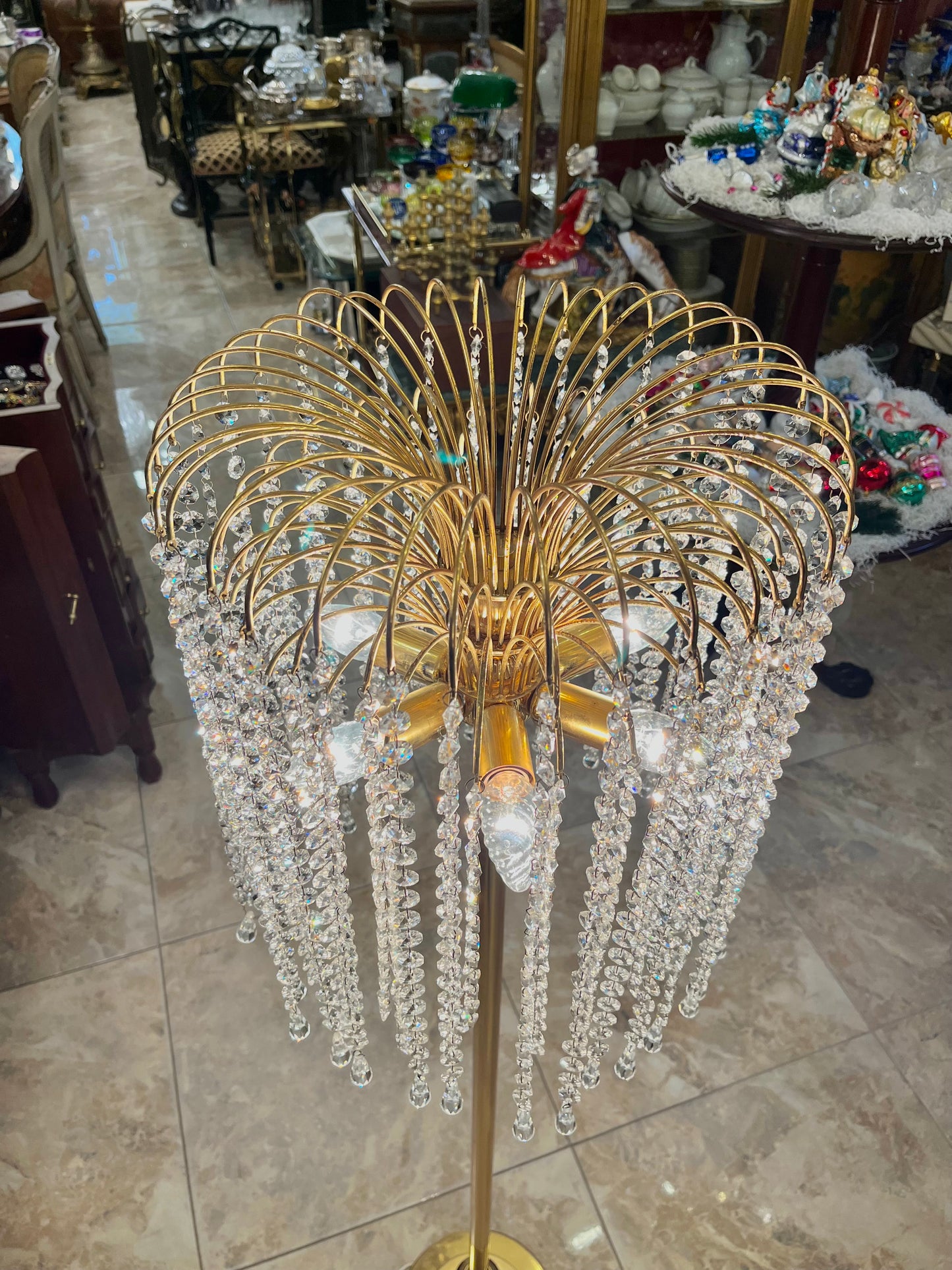 Pastatomas šviestuvas su smulkaus krištolo juostomis