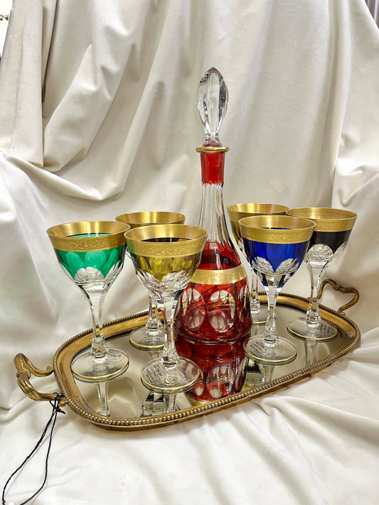 Spalvoto krištolo taurių ir grafino rinkinys su reljefiniu auksavimu