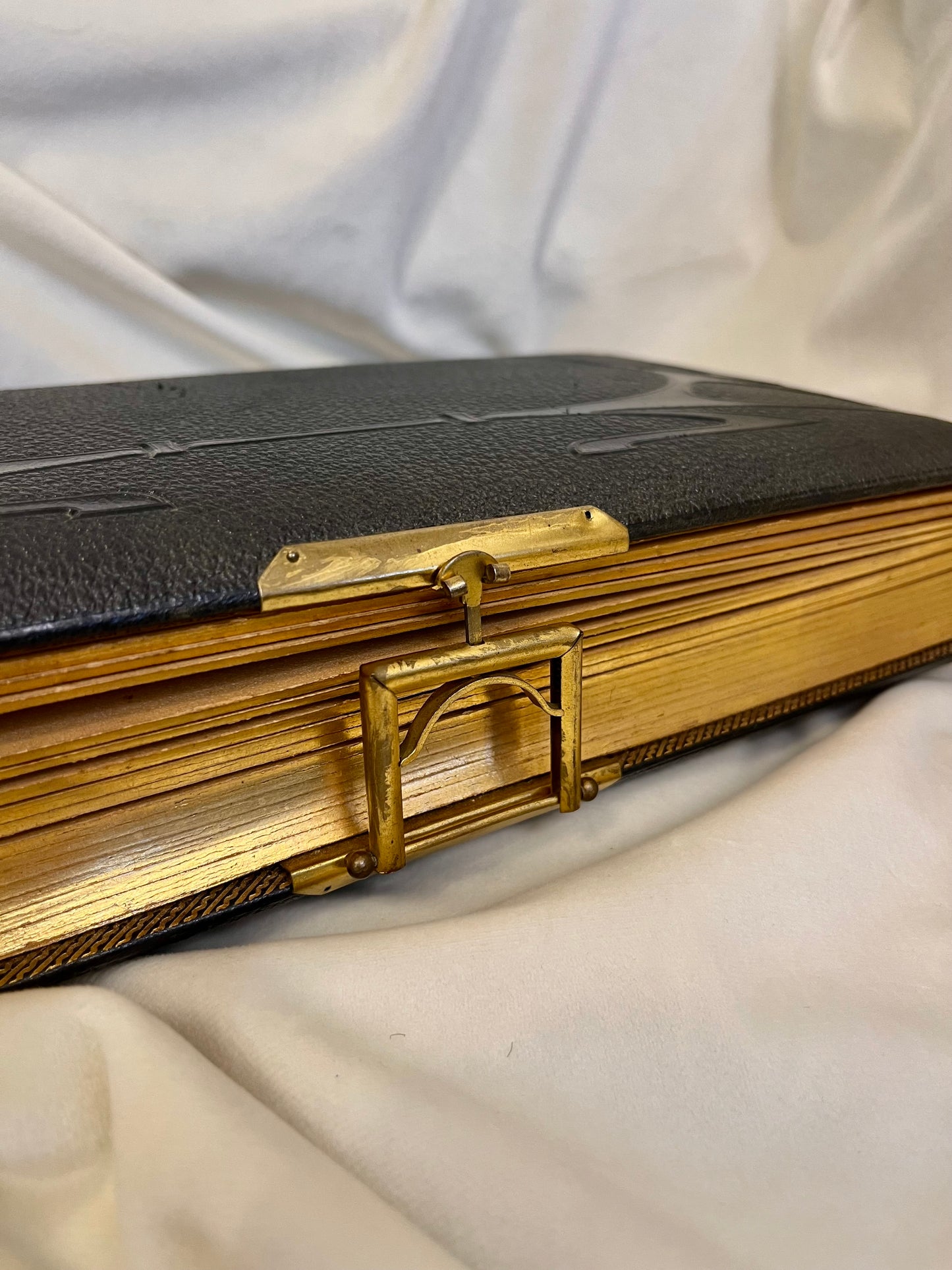 Antikvarinis nuotraukų albumas su odiniu viršeliu