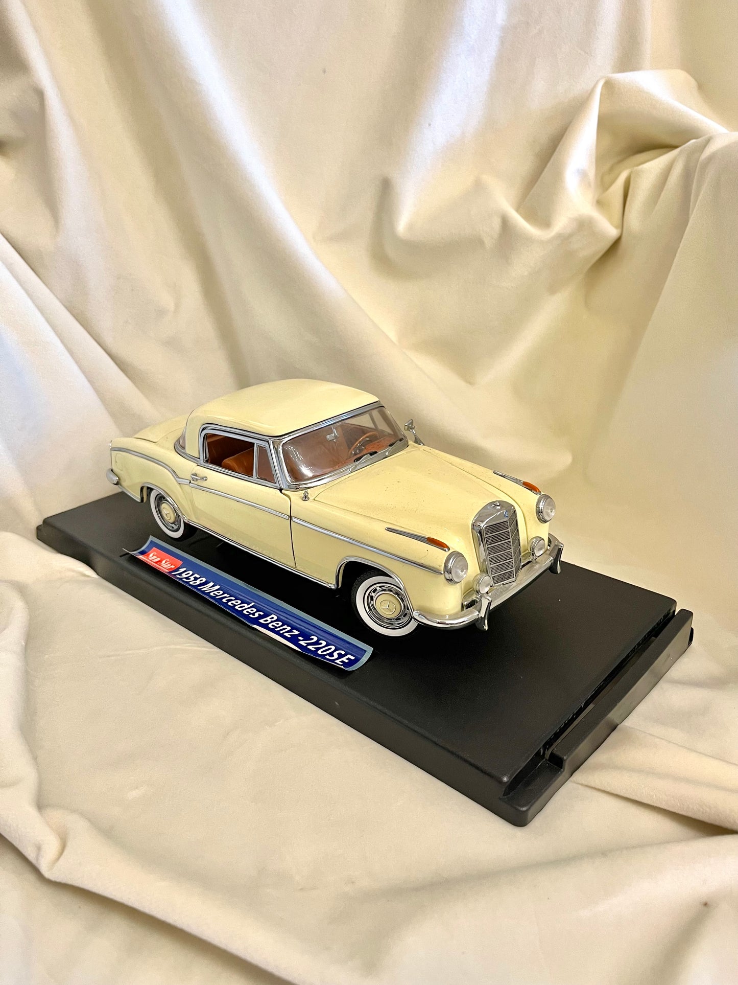 Kolekcinis Mercedes-Benz 220 SE (1958) 1:18 modelis