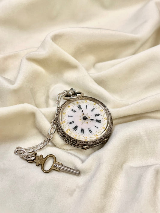 Sidabrinis kišeninis laikrodis su užvedimo raktu