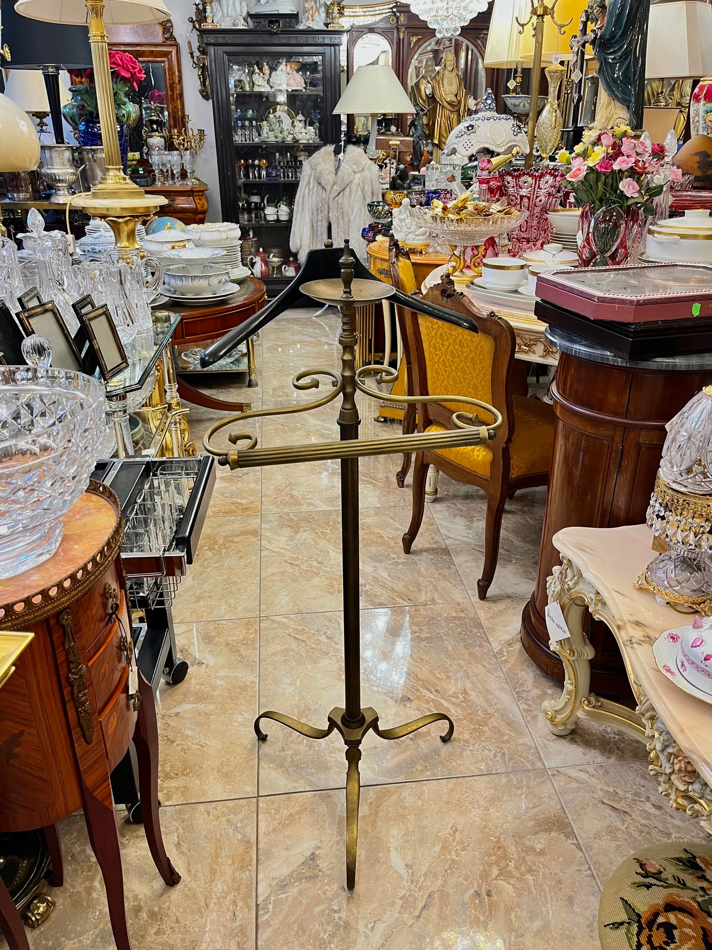 Žalvarinė kostiumo kabyklą su medine pakaba ir padėkliuku aksesuarams