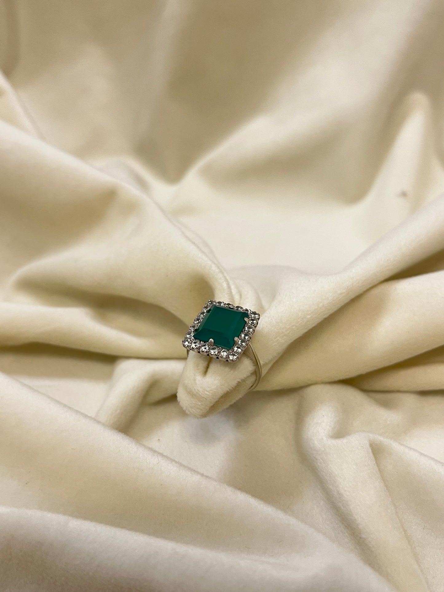 Auksinis žiedas su cirkoniais ir žaliu akmeniu