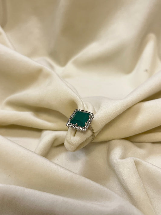 Auksinis žiedas su cirkoniais ir žaliu akmeniu