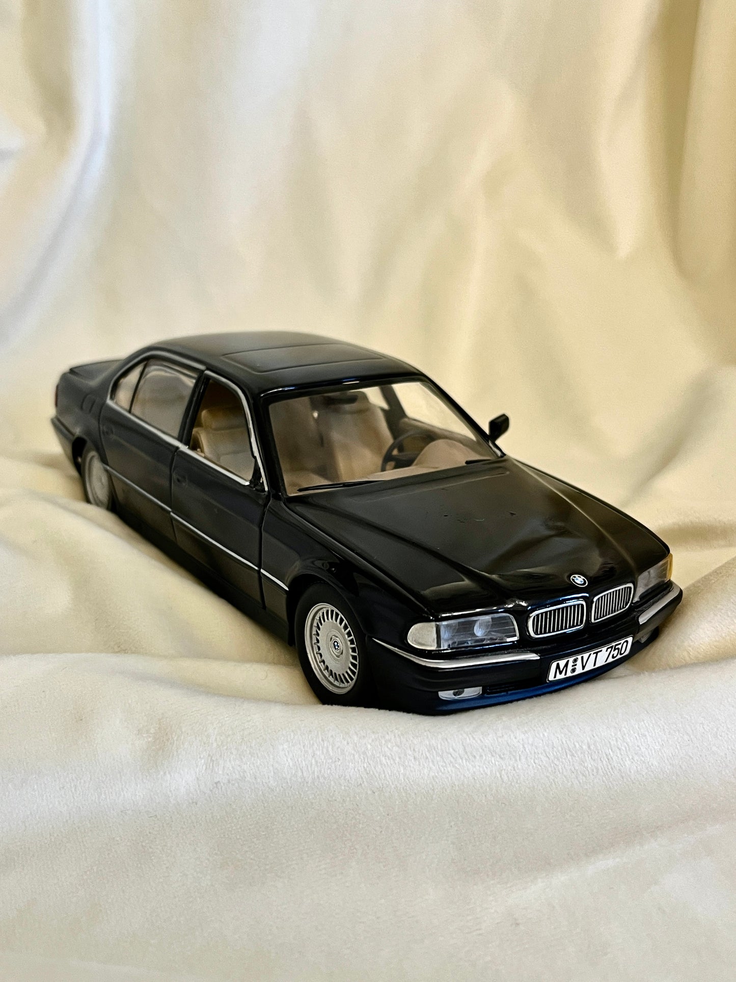 Paul’s Model Art BMW 750iL 1:24 mastelio modelis