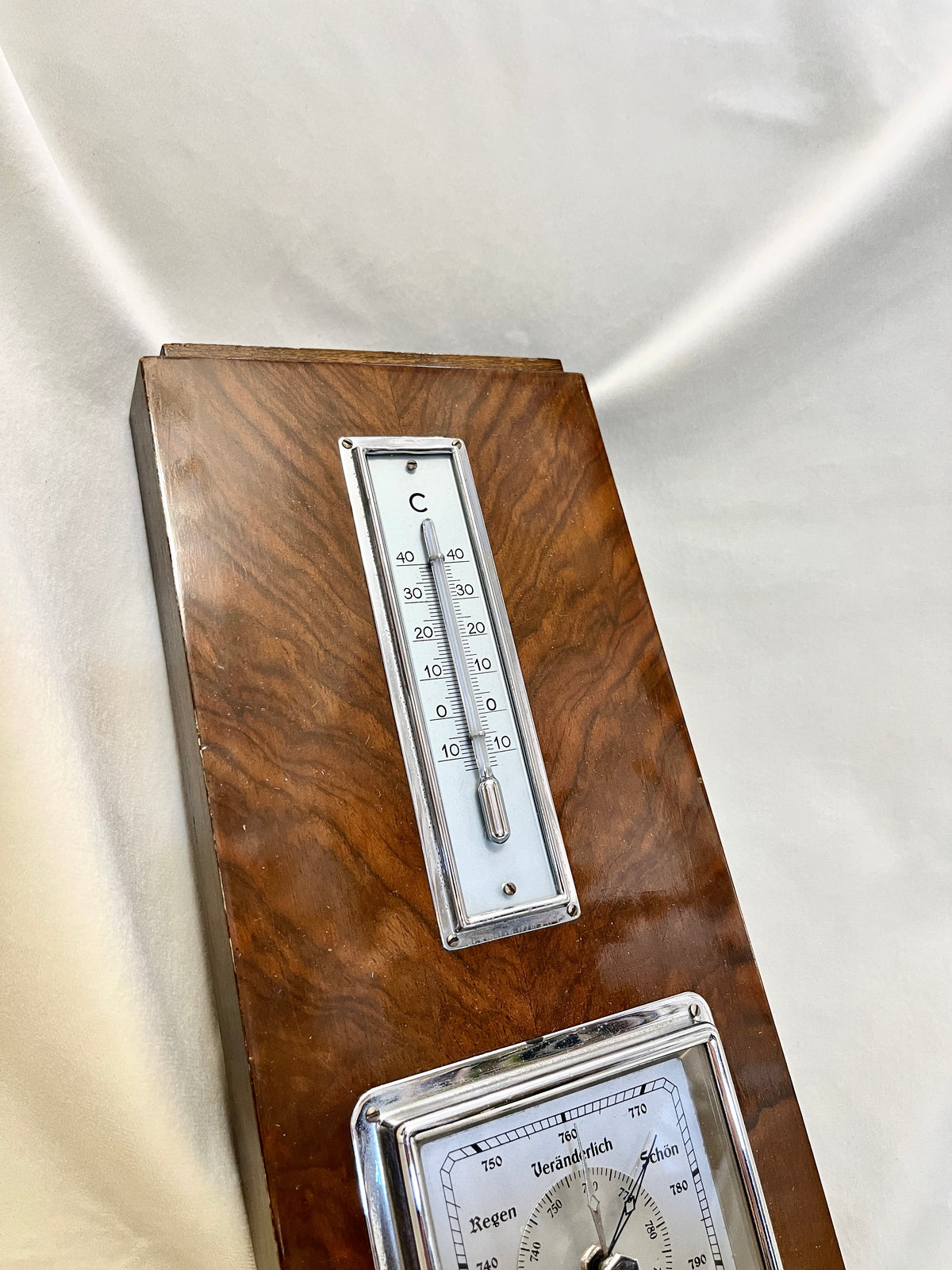 Art Deco stiliaus meteorologinė stotelė