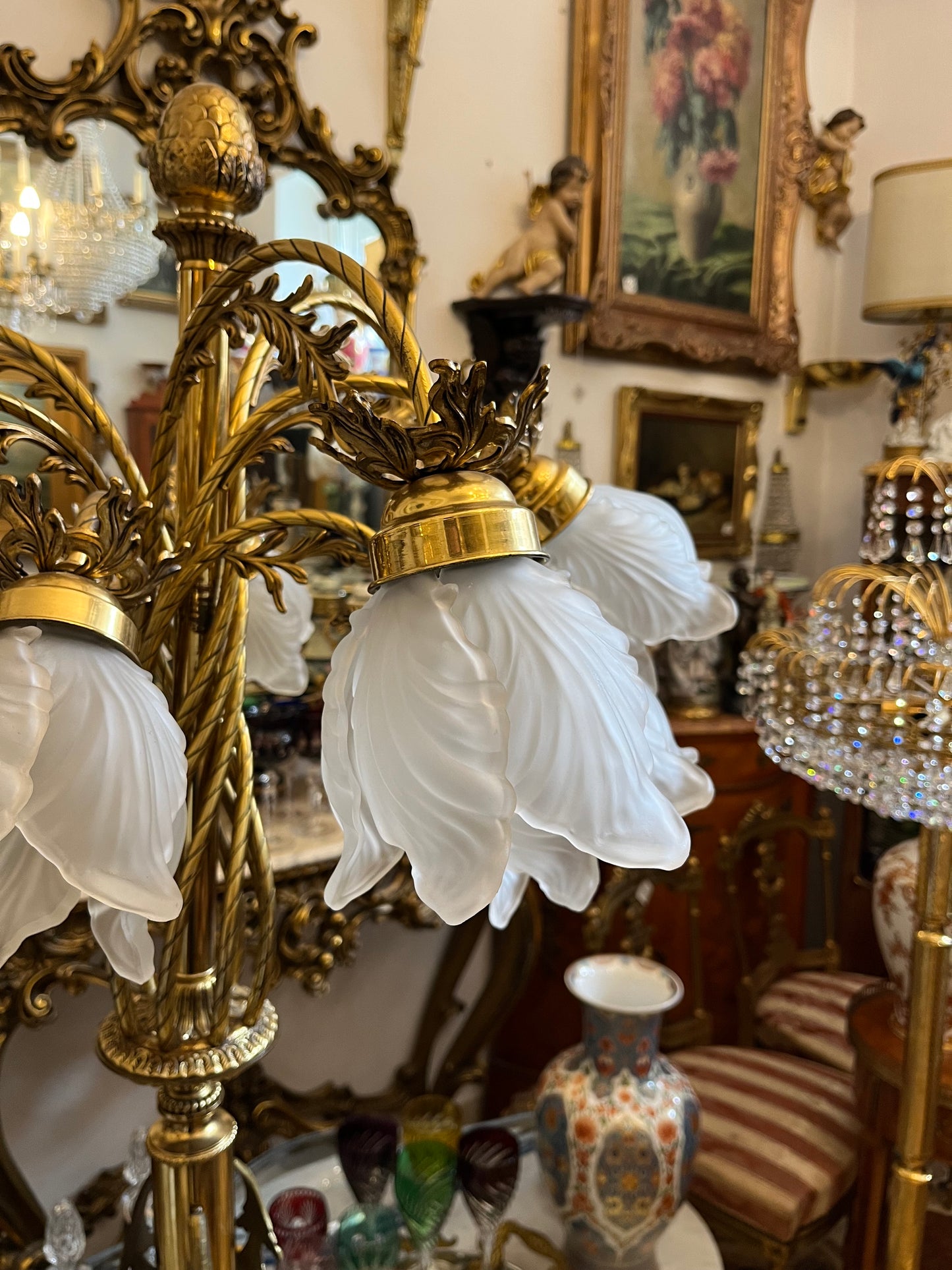 Prabangus bronzinis pastatomas šviestuvas su rankų darbo stiklo dekoru