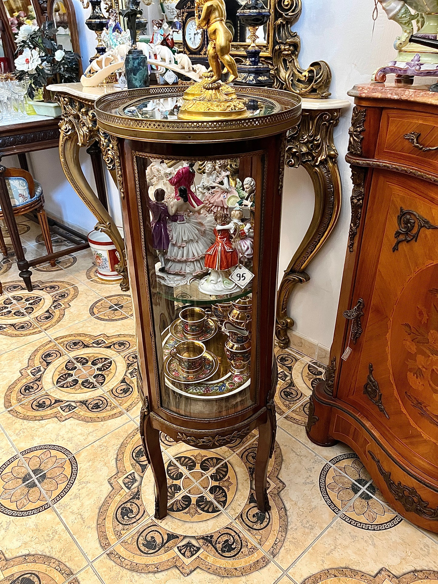 19 a. louis XV stiliaus ovali vitrina