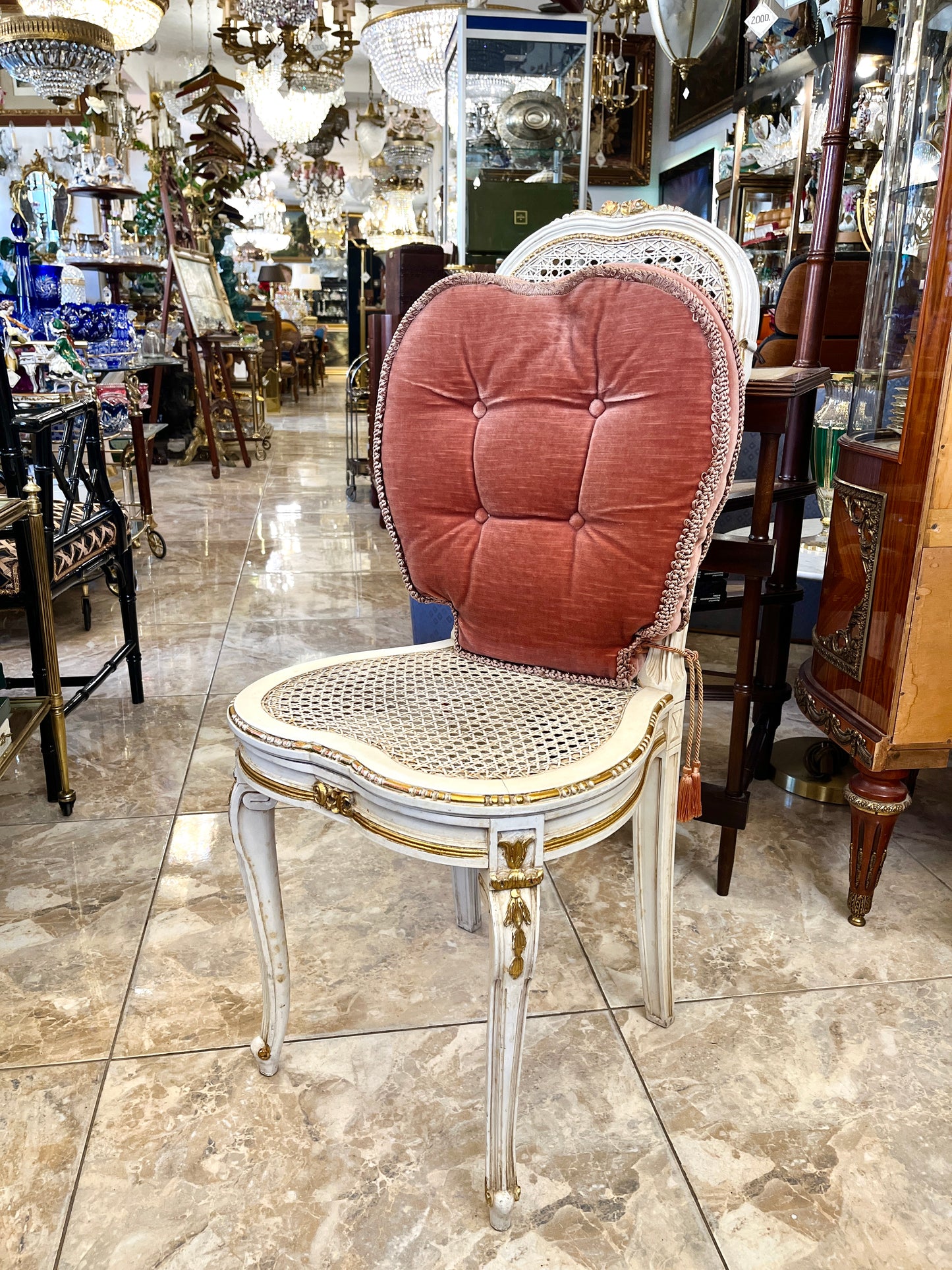 Medinė prisėdimo kėdutė su ratanu