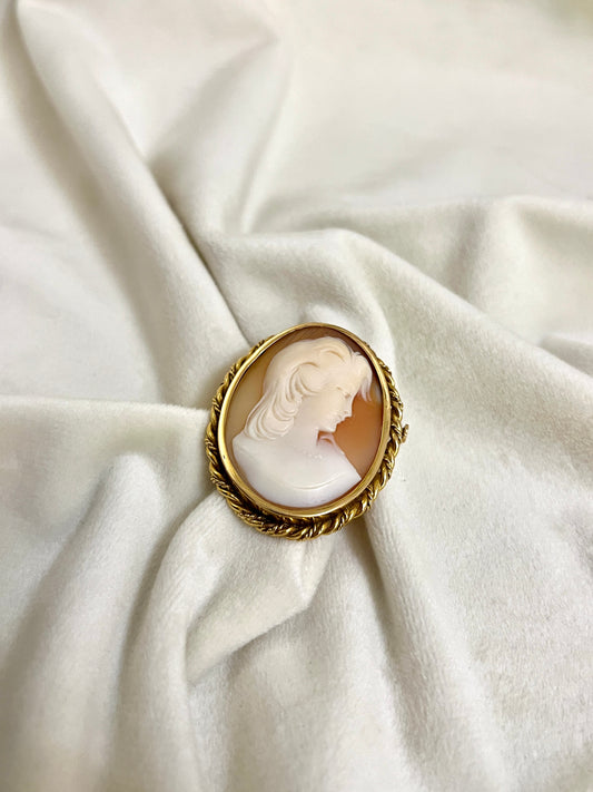 Auksinė kamėjos sagė/pakabukas