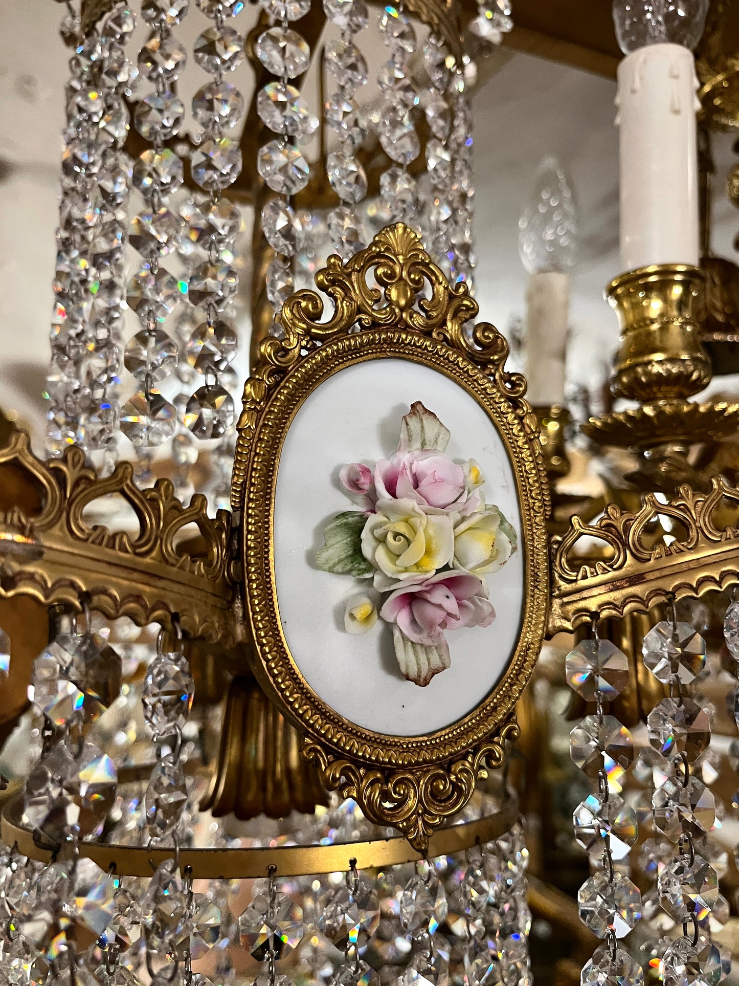 Elegantiškas šviestuvas su krištolu, bronza ir porceliano dekoru