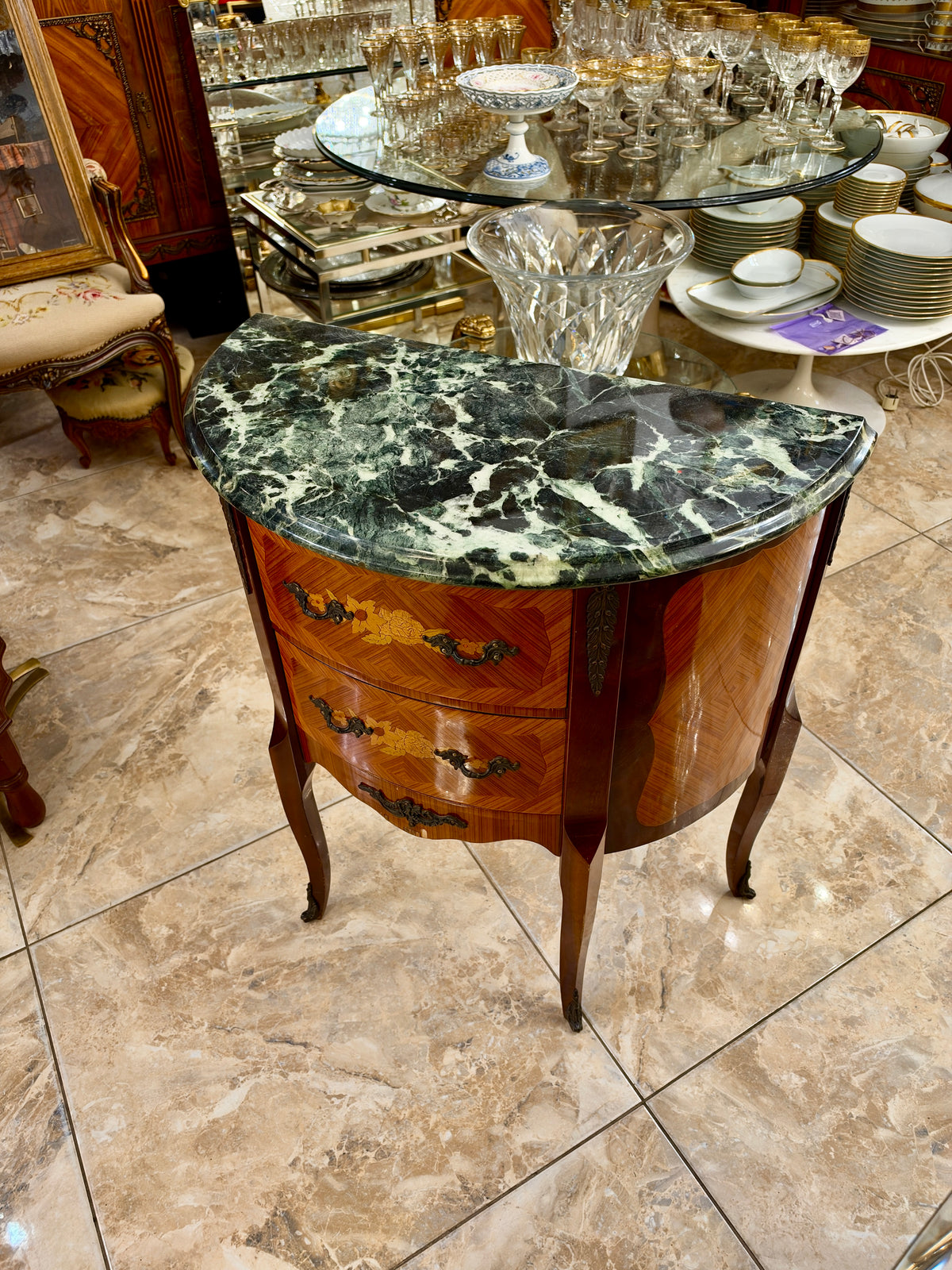 Medinė komodėlė su akmens paviršiumi