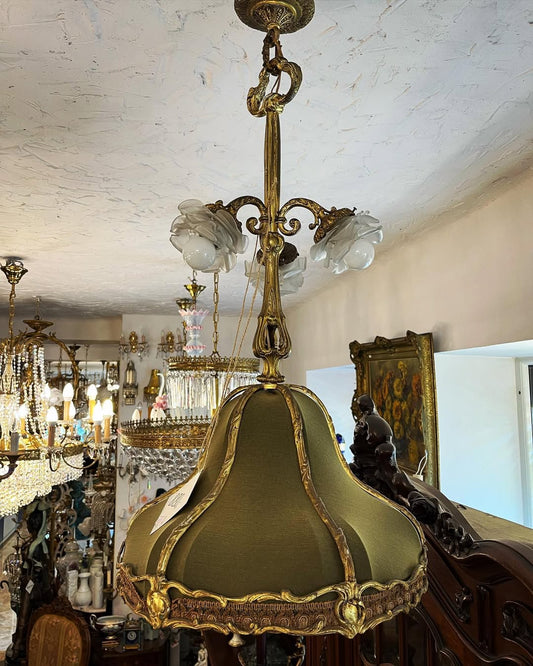 Auksuotas šviestuvas su žalios spalvos barchatu