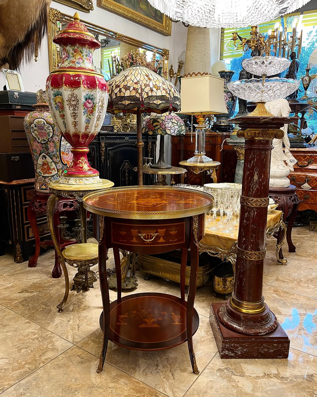 Apvali komoda su inkrustacijomis