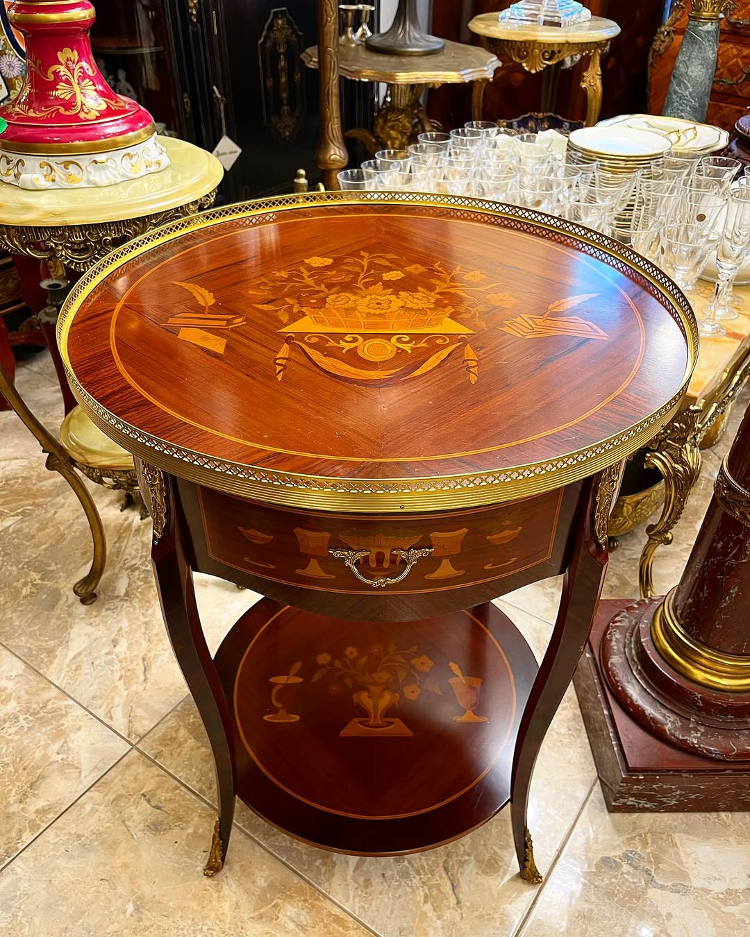 Apvali komoda su inkrustacijomis