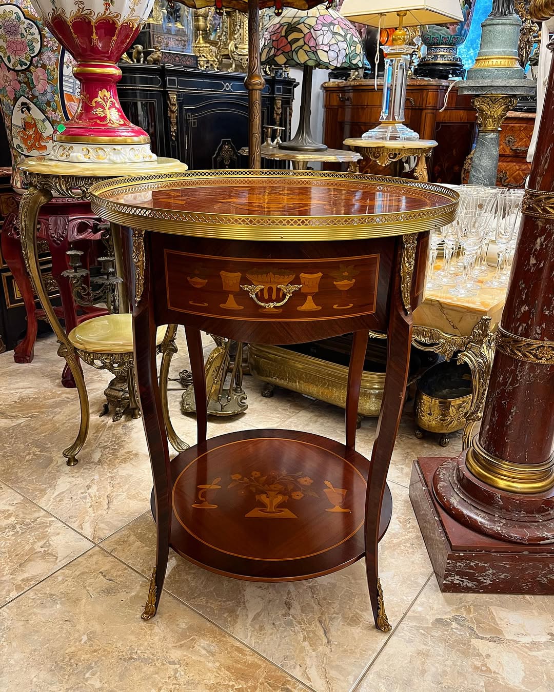 Apvali komoda su inkrustacijomis