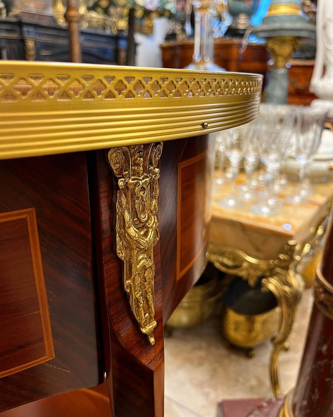 Apvali komoda su inkrustacijomis